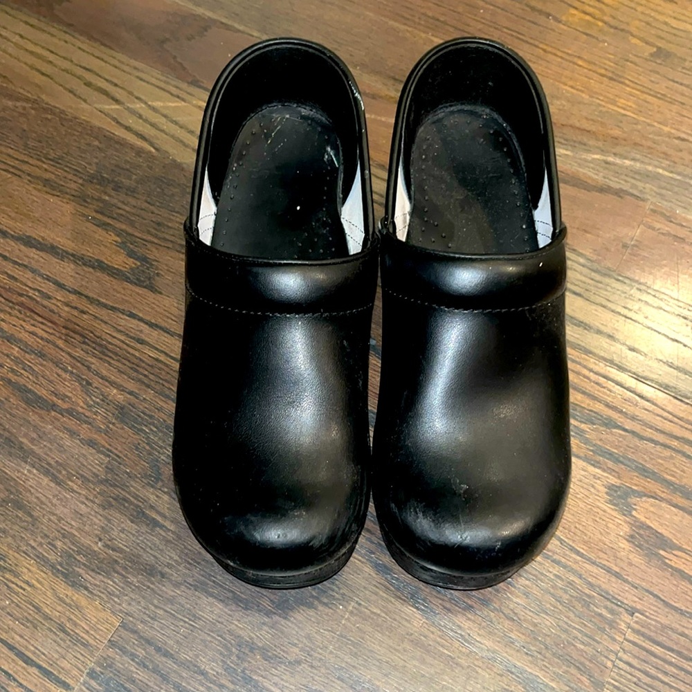 Dansko size 38 black genuine leather upper lining. Barely worn. Comfy for work